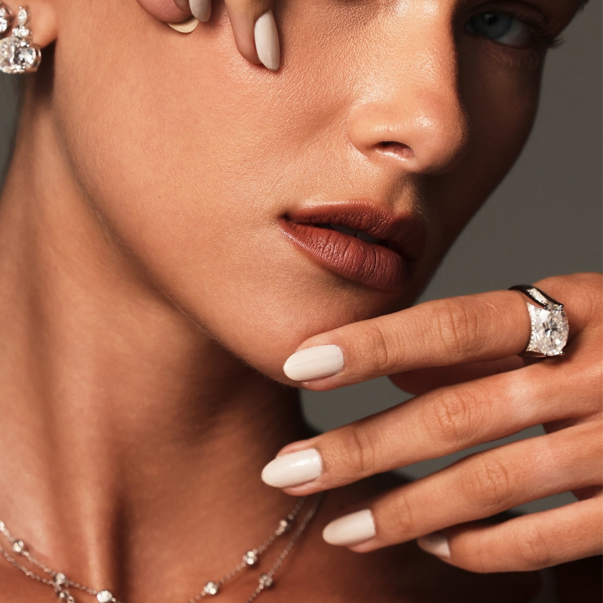 Anel Oval Cravejado Glam Moissanite 8 ct