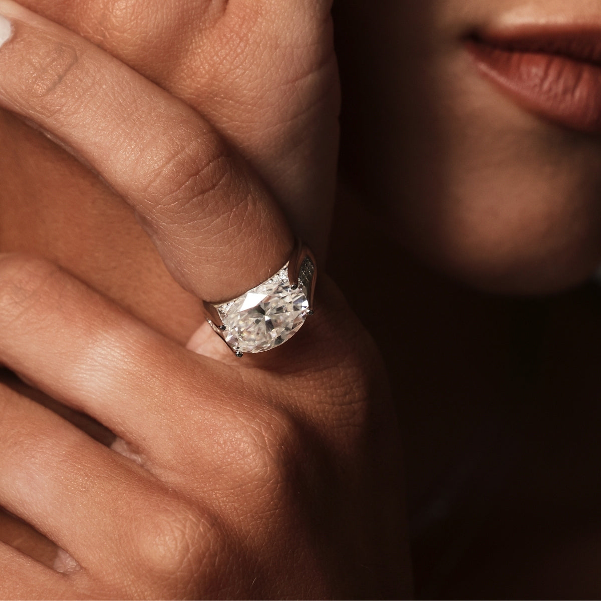 Anel Oval Cravejado Glam Moissanite 8 ct