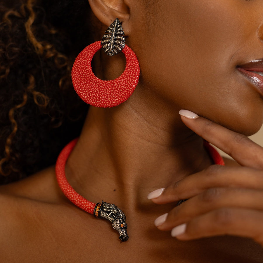 Brinco Galuchat Folha Coral