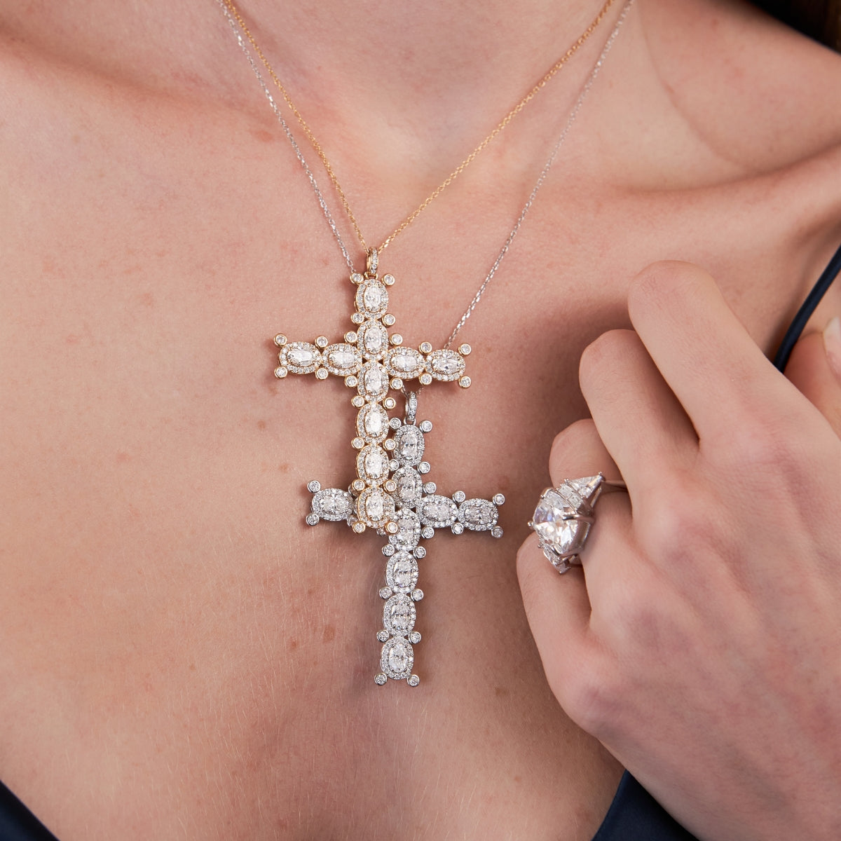 Colar Crucifixo Glam Oval